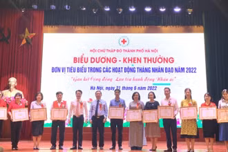 Trao Giấy khen tặng các tập thể có thành tích xuất sắc trong Tháng Nhân đạo năm 2022.