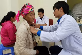 Bác sĩ khám bệnh cho người dân tại huyện Mường Tè, tỉnh Lai Châu. (Ảnh: TTXVN)