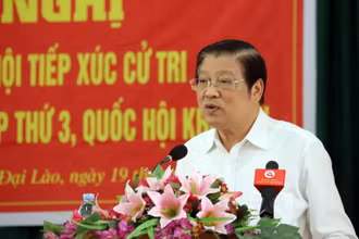 Đồng chí Phan Đình Trạc phát biểu ý kiến tại buổi tiếp xúc cử tri thành phố Bảo Lộc, Lâm Đồng.