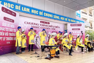 Chương trình biểu diễn mở đầu dự án “Đưa bộ môn nhạc cụ dân tộc đến các trường trung học phổ thông trên địa bàn Thủ đô”.