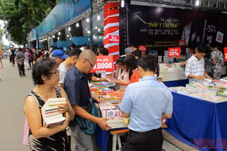Một hội sách tổ chức tại Công viên Thống Nhất, Hà Nội.