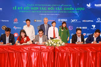 Các đối tác chiến lược ký kết thỏa thuận tài trợ Vườn ươm“Khởi nghiệp doanh nhân trẻ” tại buổi ra mắt. (Ảnh: CTV)