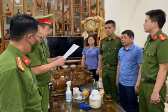 Đọc lệnh bắt tạm giam đối với ông Lò Văn Chiến, Trưởng khoa Dược Bệnh viện Đa khoa tỉnh Sơn La về hành vi nhận hối lộ.