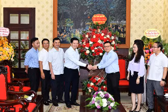 Tổng Biên tập Báo Nhân Dân Lê Quốc Minh cảm ơn đồng chí Mai Văn Chính và đoàn đại biểu Ban Tổ chức Trung ương đến chúc mừng Báo. (Ảnh: ĐĂNG KHOA)