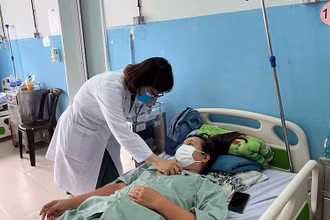 Bệnh nhân sốt xuất huyết điều trị tại Bệnh viện đa khoa khu vực Hóc Môn. (Ảnh: Mạnh Hảo)