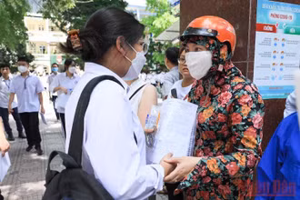Thí sinh kỳ thi vào lớp 10 của Hà Nội. Ảnh: THÀNH ĐẠT