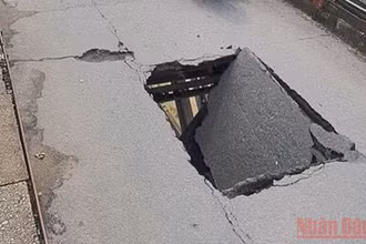 Ngày 28/5, lỗ thủng xuất hiện tại tấm đan mặt cầu thuộc nhịp số 6 trên đường bộ cầu Long Biên. (Ảnh: Công ty Hà Hải)