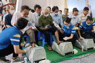 Các bác sĩ của Trung tâm Tư vấn dinh dưỡng Vinamilk tổ chức đo loãng xương, tư vấn sức khỏe cho gần 500 người cao tuổi tỉnh Thái Bình.