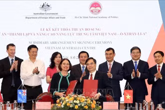 Lễ ký thỏa thuận hợp tác giữa Học viện Chính trị Quốc gia Hồ Chí Minh với Bộ Ngoại giao và Thương mại Australia triển khai Dự án “Thành lập và nâng cao năng lực của Trung tâm Việt Nam-Australia”. (Ảnh: TTXVN)