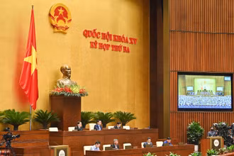 Quốc hội thảo luận ở hội trường về dự thảo Luật Khám bệnh, chữa bệnh (sửa đổi), sáng 13/6. (Ảnh: LINH KHOA)