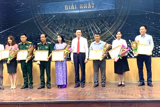 Lãnh đạo UBND thành phố Cần Thơ trao giải Nhất cho các tác giả đạt giải.