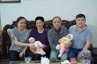 Hạnh phúc sau 14 năm "săn con" của anh Hóa, chị Miền.