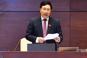 Phó Thủ tướng Thường trực Chính phủ Phạm Bình Minh trả lời chất vấn chiều 9/6. (Ảnh: LINH KHOA)