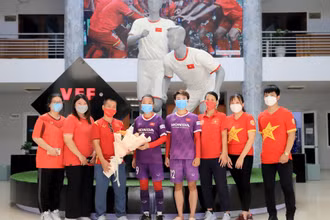 Đại diện Hội cổ động viên Việt Nam (phía bắc) đã đến tặng hoa đội tuyển nữ trước giờ lên đường. (Ảnh: VFF)