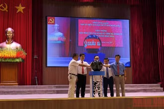 Các đồng chí lãnh đạo tỉnh Hà Giang bấm nút phát động Giải báo chí về công tác xây dựng Đảng.