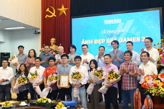 Tổng Biên tập Báo Nhân Dân Lê Quốc Minh và các đại biểu chụp ảnh lưu niệm cùng các tác giả đoạt giải cuộc thi “Ảnh đẹp SEA Games 31”.