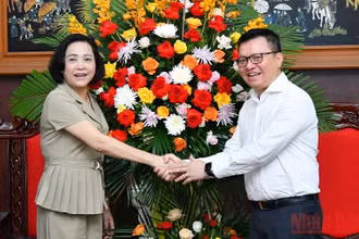 Tổng Biên tập Báo Nhân Dân Lê Quốc Minh cảm ơn đồng chí Nguyễn Thị Thanh, Ủy viên Trung ương Đảng, Trưởng Ban Công tác đại biểu thuộc Ủy ban Thường vụ Quốc hội đến chúc mừng Báo Nhân Dân nhân dịp kỷ niệm 97 năm Ngày Báo chí cách mạng Việt Nam. (Ảnh: ĐĂNG KHOA)