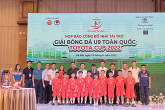 Các thành viên đội bóng U9 H.Y.S Hà Nội chụp ảnh lưu niệm cùng ban tổ chức, cầu thủ Duy Mạnh, Hai Long và Văn Chuẩn. (Ảnh: PHAN THẠCH)