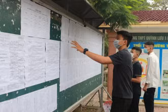 Kiểm tra lại số báo danh trước khi vào phòng thi. (Ảnh: Đức Anh)