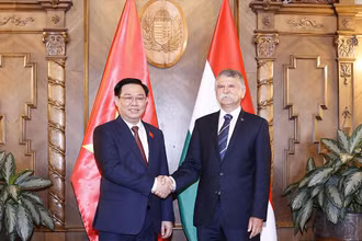 Chủ tịch Quốc hội Vương Đình Huệ và Chủ tịch Quốc hội Hungary László Kövér trước khi hội đàm. (Ảnh: TTXVN)