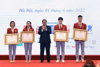 Thủ tướng Phạm Minh Chính trao Huân chương Lao động hạng Nhì tặng một số vận động viên có thành tích xuất sắc.