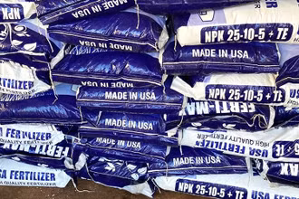 Các cơ quan chức năng thu giữ hơn 100 tấn phân bón nghi giả để điều tra, làm rõ.