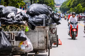Rác thải tồn đọng tại nhiều tuyến phố. (Ảnh: Ngọc Anh)