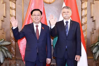 Chủ tịch Quốc hội Hungary đón và hội đàm với Chủ tịch Quốc hội Vương Đình Huệ. (ẢNH: TTXVN)