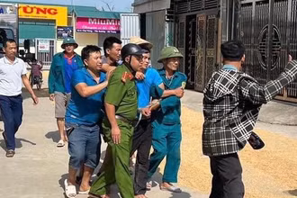 Lực lượng Công an xã Yên Dương bắt giữ đối tượng Triệu Quân Sự. 