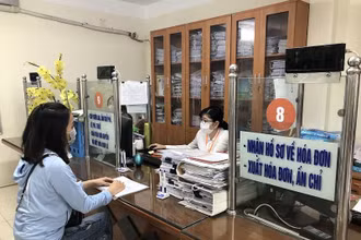 Người nộp thuế đang thực hiện quyết toán thuế tại Chi cục Thuế quận Nam Từ Liêm. (Ảnh: Thùy Linh)