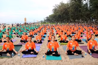 Biểu diễn Yoga tại bãi biển Đồi Dương, thành phố Phan Thiết nhân Ngày Quốc tế Yoga tại Bình Thuận năm 2022. (Ảnh: Nguyễn Thanh/TTXVN)
