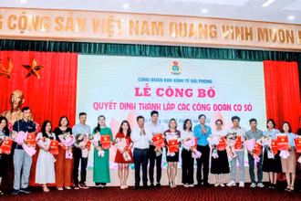 Lãnh đạo Ban Quản lý Khu kinh tế Hải Phòng và Liên đoàn Lao động thành phố trao quyết định và tặng hoa cho các tổ chức công đoàn.