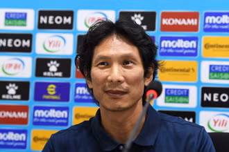 HLV Gong Oh-kyun trả lời họp báo sau trận hòa 2-2 trước U23 Thái Lan. (Ảnh: VFF)