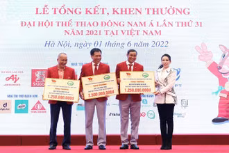 Phó Chủ tịch Hội đồng quản trị Golf Long Thành Lê Nữ Thùy Dương trao bảng biểu trưng cho đại diện các vận động viên có thành tích thi đấu xuất sắc tại SEA Games 31.