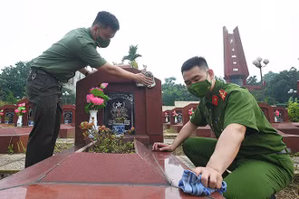 Cán bộ, chiến sĩ trẻ lực lượng công an Thủ đô thắp hương, chỉnh trang mộ liệt sĩ trong khuôn khổ Chiến dịch.