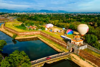 Những khinh khí cầu lớn bay trên Kinh thành Huế.