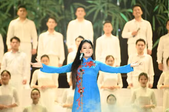 Ca sĩ Anh Thơ trong liveshow của mình. (Ảnh: Ca sĩ cung cấp)