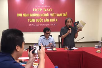 Chủ tịch Hội Nhà văn Việt Nam Nguyễn Quang Thiều chia sẻ thông tin tại họp báo. (Ảnh: TTXVN)
