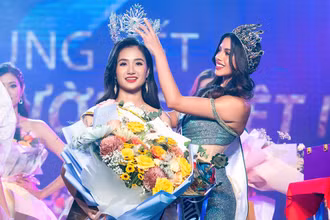 Đương kim Miss Eco International Kathleen Paton trao giải Người đẹp Môi trường cho Nguyễn Thanh Hà. (Ảnh: Ban tổ chức)