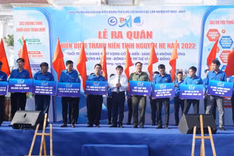 Trao bảng tượng trưng các công trình cấp tỉnh cho các đơn vị.