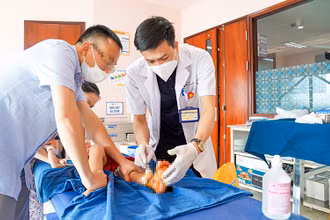 Bác sĩ xử trí vết thương cho bé bị tai nạn cửa trượt tự động. 