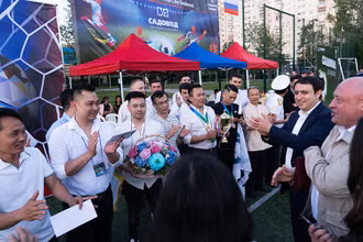 Lãnh đạo Sadovod chúc mừng các đội bóng. (Ảnh: Thanh Thể)