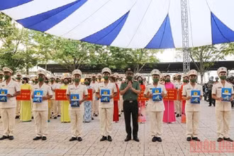 Lãnh đạo Công an Thành phố Hồ Chí Minh giao nhiệm vụ cho các cán bộ, chiến sĩ chính quy tăng cường về xã.