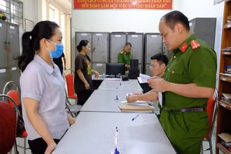 Phòng Cảnh sát kinh tế, Công an tỉnh Cao Bằng thi hành lệnh bắt bị can Lê Thị Hồng Thủy (áo trắng) vì hành vi mua bán hóa đơn.