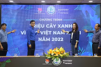 Đồng chí Bùi Quang Huy (thứ 2 từ trái sang) cùng đại diện các đơn vị liên quan thực hiện nghi thức phát động chương trình “Triệu cây xanh - Vì một Việt Nam xanh” năm 2022. 