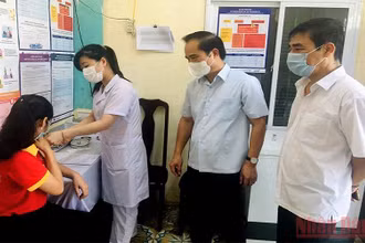 Lãnh đạo Ủy ban nhân dân tỉnh Tuyên Quang kiểm tra công tác tiêm phòng vaccine Covid-19 tại Trung tâm Kiểm soát bệnh tật tỉnh.