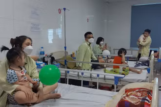 Nhiều trẻ nhập viện vì những bệnh truyền nhiễm trong thời điểm giao mùa. 
