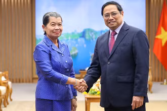 Thủ tướng Phạm Minh Chính và Phó Thủ tướng Campuchia Men Sam An. (Ảnh: VGP)