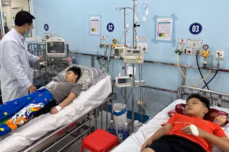 Trẻ bị sốt xuất huyết đang được điều trị tại Bệnh viện Nhi Đồng 1, TP Hồ Chí Minh (Ảnh: MẠNH HẢO).