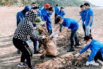 Đoàn viên thanh niên quận Đồ Sơn tham gia làm sạch bãi biển.
